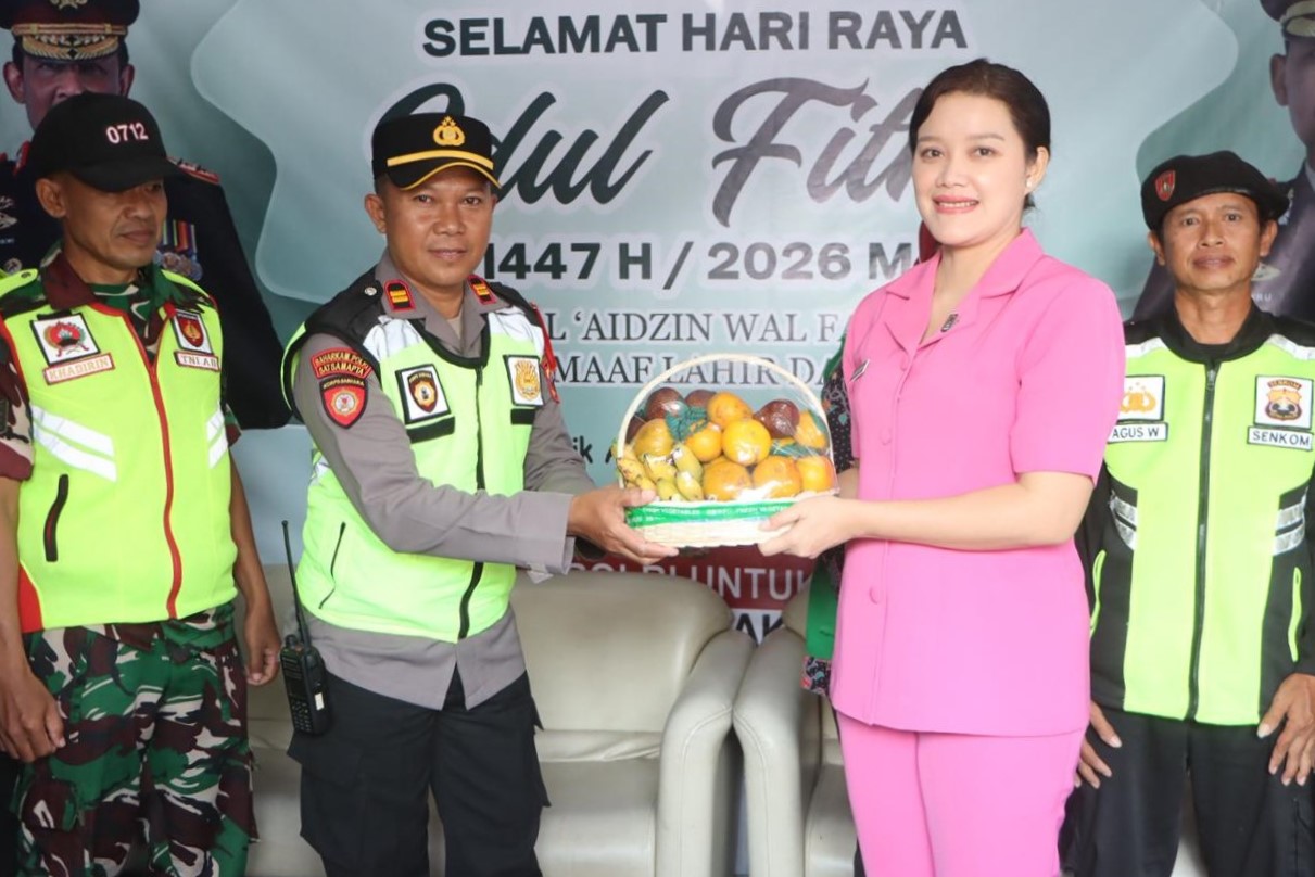 Bhayangkari Tegal Kunjungi Pos Pengamanan, Serahkan Bingkisan untuk Personel Operasi Ketupat Candi 2026 1 IMG 20260319 WA0043