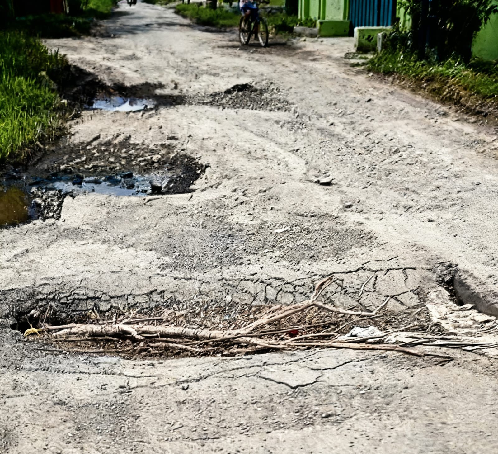 Jalan Jatibarang-Tegalwulung Rusak Parah, Lubang Maut Tersembunyi di Bawah Genangan Air Mengancam Warga 1 IMG 20260328 WA0045