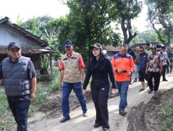 Bupati Mitha Tinjau Jalan dan Jembatan Putus di Buara, Instruksikan Perbaikan Darurat