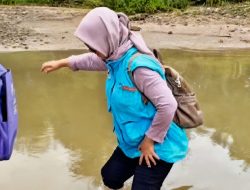 Tak Gentar Arus Sungai, Tim Kesehatan Brebes Layani Warga Terdampak Banjir Secara Door to Door