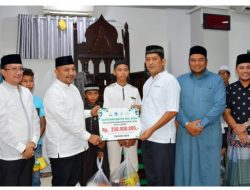 Safari Ramadhan Pemerintah Aceh di Kota Langsa Serahkan Santunan 250 Juta