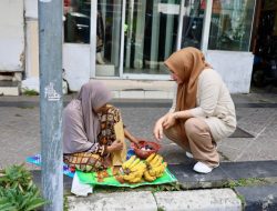 Kak Na Keliling Kota Berbagi Daging Meugang