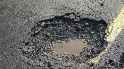 Jalan Pandeglang–Serang Penuh Lubang, Warga Terpaksa Bertaruh Nyawa; Program Andra Soni Disorot 5 images 2