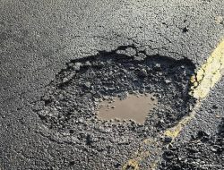Jalan Pandeglang–Serang Penuh Lubang, Warga Terpaksa Bertaruh Nyawa; Program Andra Soni Disorot
