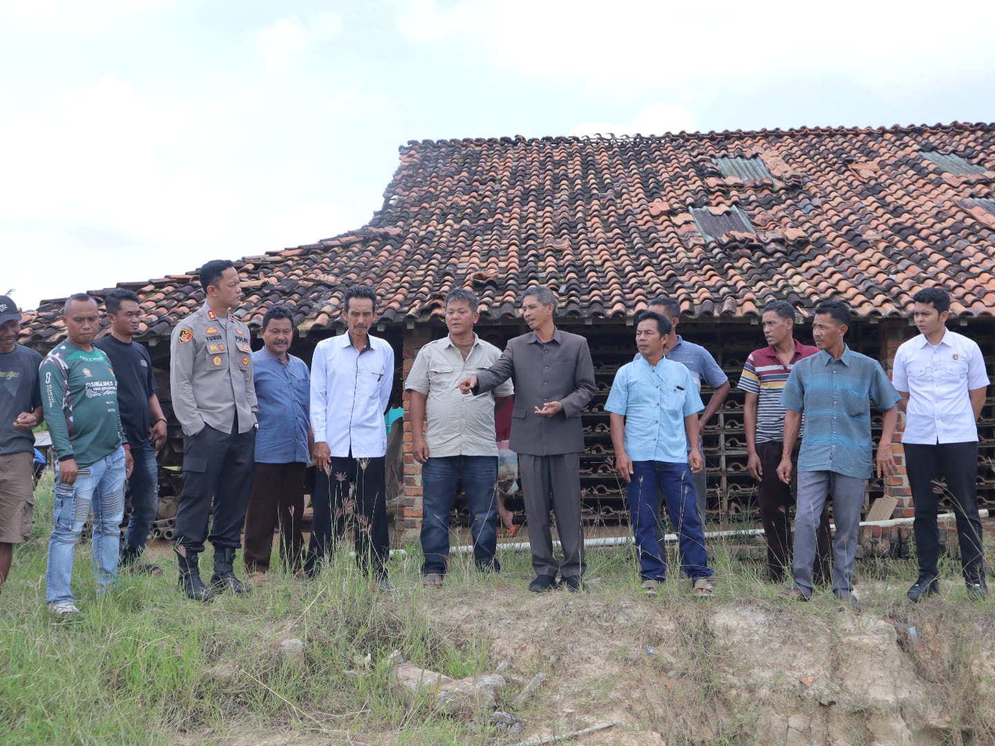 Kapolres Pringsewu Tinjau Sentra Genteng Banyuwangi, 300 Industri Terancam Tutup Akibat Kekurangan Bahan Baku 1 IMG 20260401 WA0051