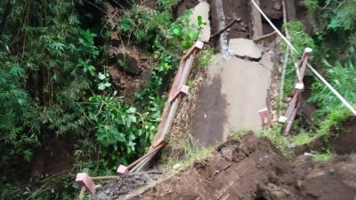 Jembatan Kalibuntu Desa Cilibur Ambruk Akibat Gerusan Banjir, Akses Warga Terputus Total 13 IMG 20260403 WA0055