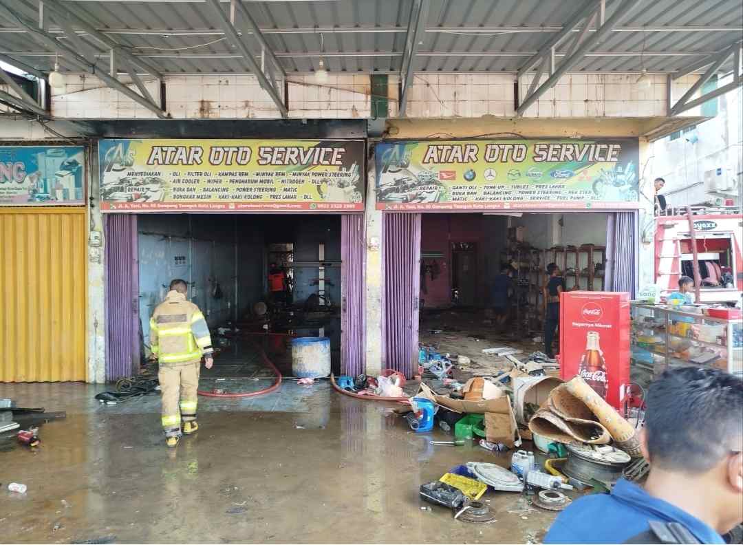 Toko Service Mobil Terbakar di Langsa, Empat Mobil Damkar Terlibat Padamkan Api 3 IMG 20260412 175246