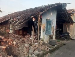 Tak Punya Biaya Renovasi, Rumah Warga Desa Kalimati Ambruk; Dinas Terkait Belum Turun Tangan