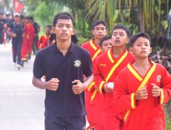Puluhan Santri Pesilat Misbahul Ulum Tempuh Long March 12 Kilometer