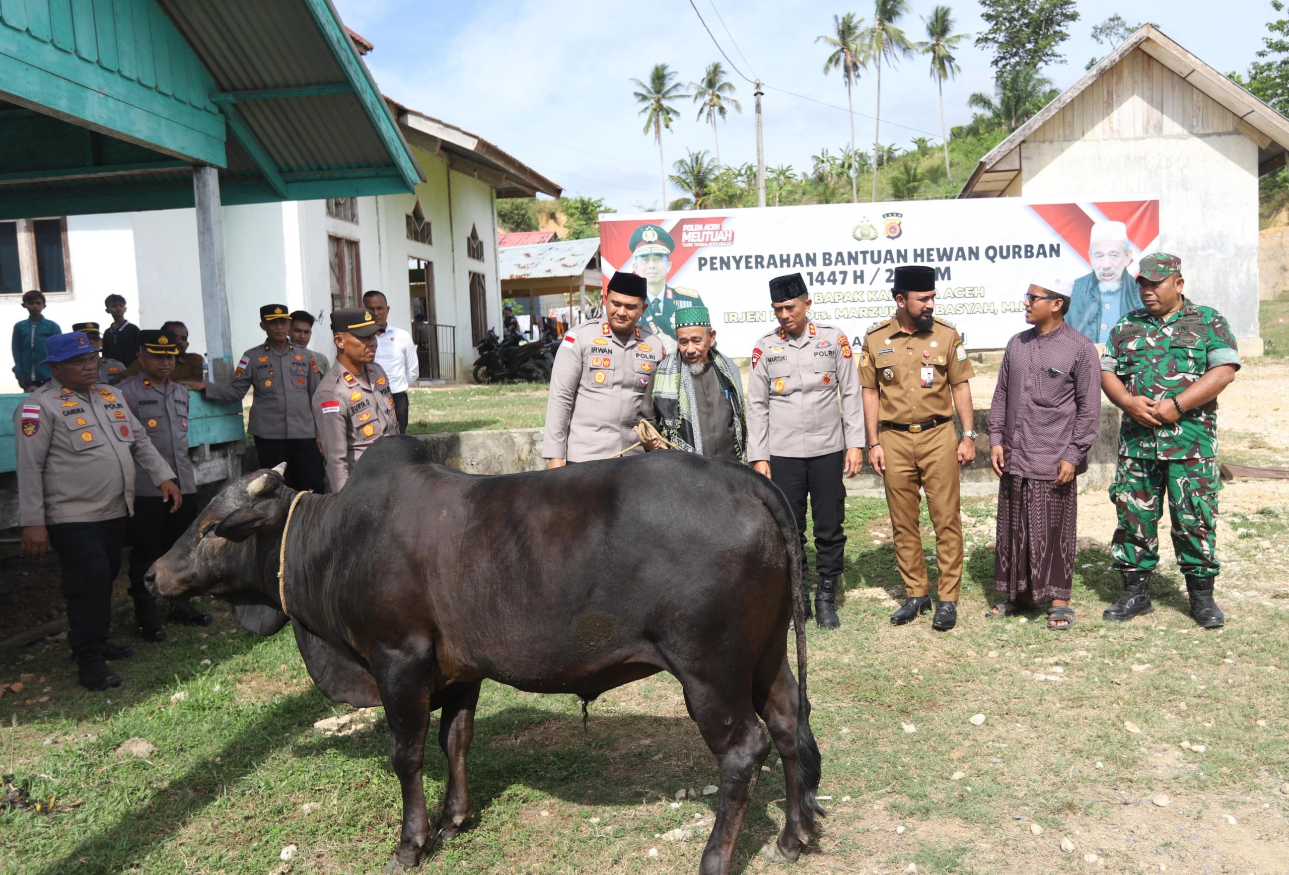 Kapolda Aceh Serahkan Hewan Kurban Untuk Dayah Al Maimanah 1 IMG 20260519 WA0008 scaled