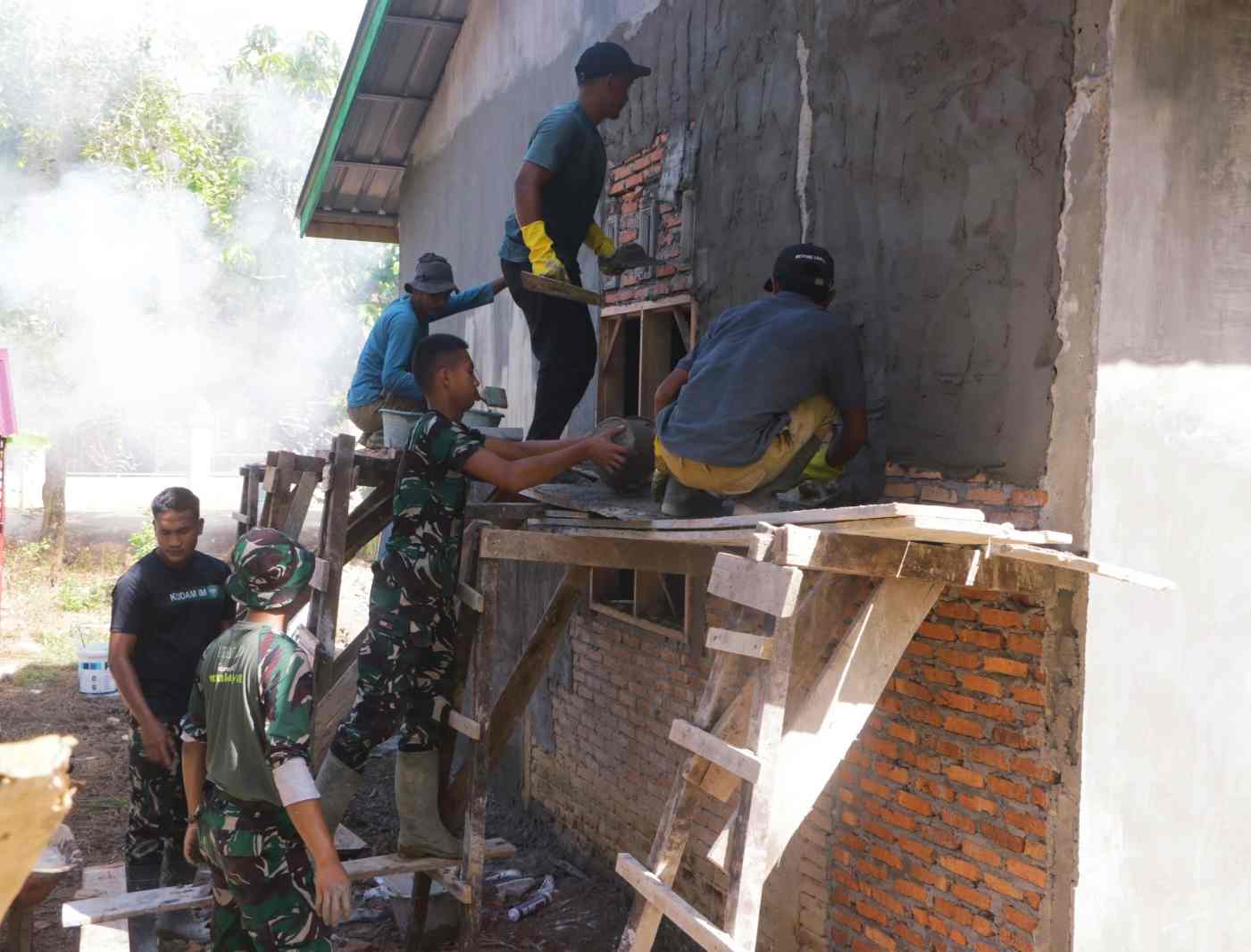Pembangunan RTLH Program TMMD Kodim 0104/Aceh Timur Dikebut Masuki Tahap Finishing 3 IMG 20260515 154653