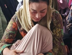 Tangis Haru dan Pelukan Erat Warga Sridadi Saat Terima Bantuan dari Bupati Paramitha