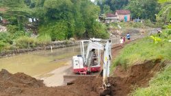 Lelah Menunggu Tindakan Nyata BBWS Cimancis, Warga Dukuh Cibogo Desa Cikeusal Kidul, Tangani Sungai Babakan Secara Swadaya