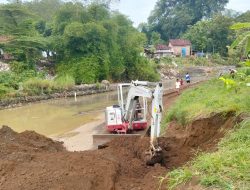 Lelah Menunggu Tindakan Nyata BBWS Cimancis, Warga Dukuh Cibogo Desa Cikeusal Kidul, Tangani Sungai Babakan Secara Swadaya