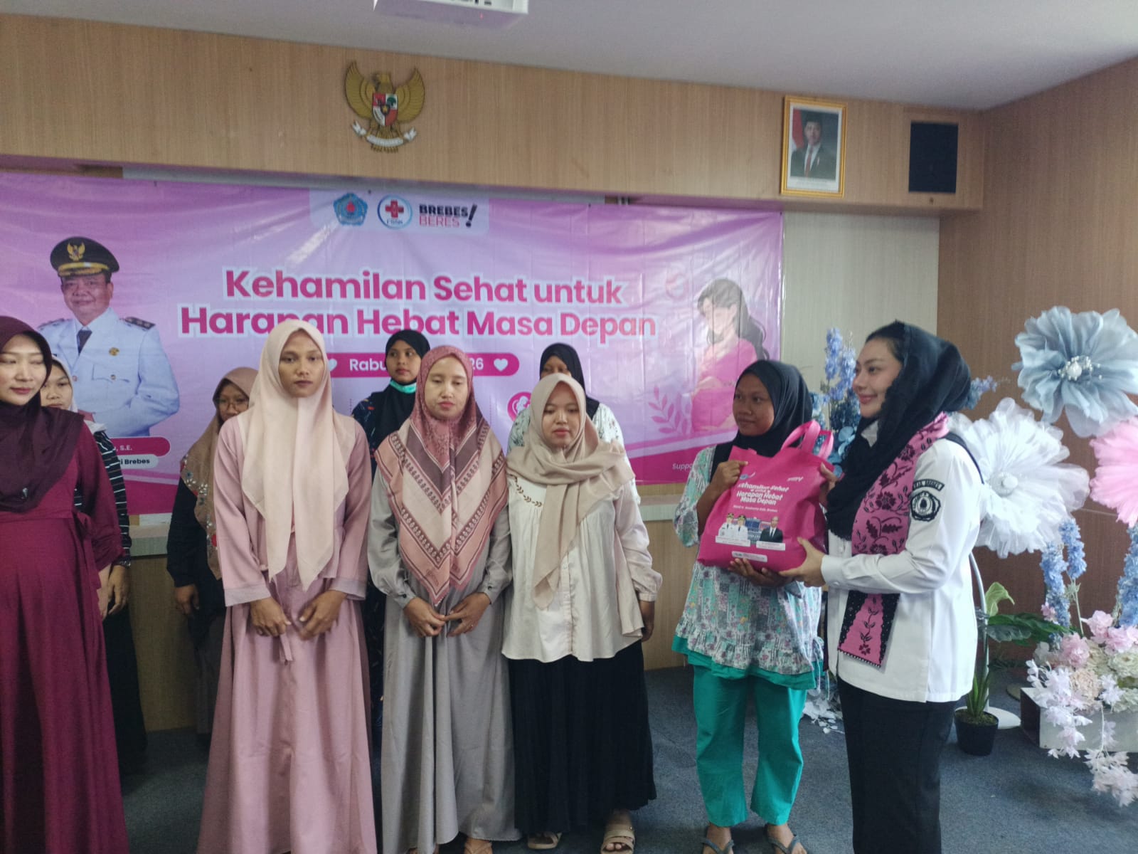Bupati Paramitha Bagikan Bantuan CSR bagi 250 Ibu Hamil di RSUD Ir. Soekarno Ketanggungan 1 IMG 20260624 WA0004