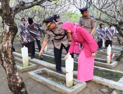 Peringati Hari Bhayangkara ke‑80, Polres Brebes Laksanakan Ziarah di TMP Kusumatama dan Tabur Bunga di Laut