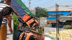 Rem Blong Picu Laka di Flyover Kretek, Dua Truk Besar Tabrak Pembatas hingga Jatuh ke Bawah 3 IMG 20260726 WA0007