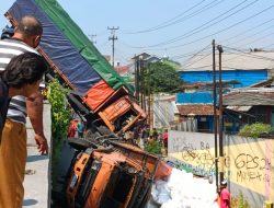 Rem Blong Picu Laka di Flyover Kretek, Dua Truk Besar Tabrak Pembatas hingga Jatuh ke Bawah   