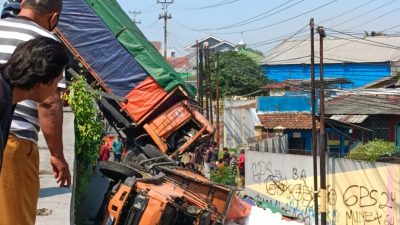 Rem Blong Picu Laka di Flyover Kretek, Dua Truk Besar Tabrak Pembatas hingga Jatuh ke Bawah 11 IMG 20260726 WA0007