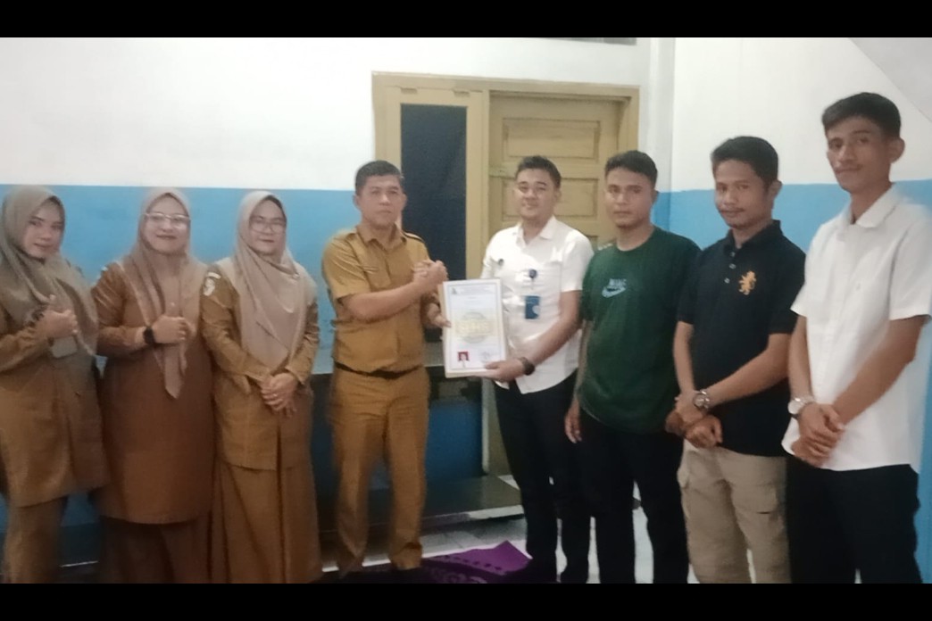 Kadinkes Simeulue Serahkan Sertifikat SLHS SPPG Ameria Bahagia 1