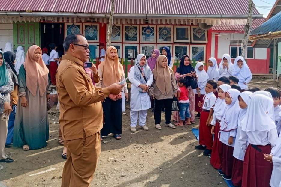 Kadisdik Simeulue Tinjau Pelaksanaan MPLS, Pastikan Siswa Baru Merasa Nyaman dan Siap Belajar 1 IMG 20260717 152315 774