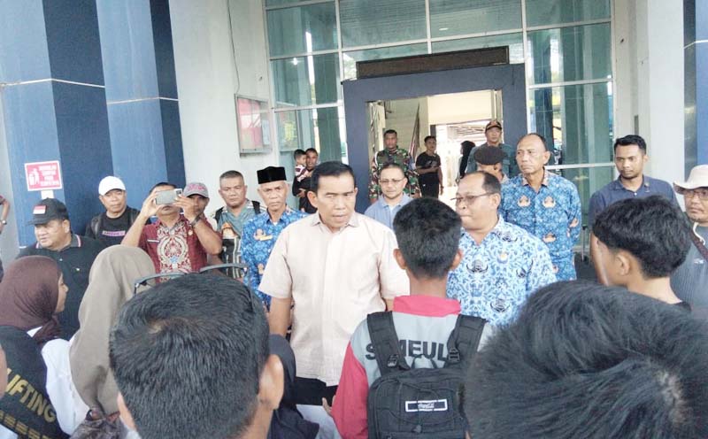 Bupati Monas Lepas Kontingen Olimpiade, Koordinator O2SN Simeulue: Peserta Yang Diberangkatkan Adalah Siswa Siswi Terbaik 1 Wahyu3
