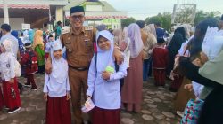 Implementasikan Surat Edaran Bupati Simeulue, Camat Teupah Dampingi Anak ke Sekolah 3 WhatsApp Image 2026 07 13 at 10.31.45