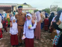 Implementasikan Surat Edaran Bupati Simeulue, Camat Teupah Barat Dampingi Anak ke Sekolah