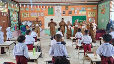 Camat Teupah Tengah Tindak Lanjuti Imbauan Bupati, Gerakan Ayah Mengantar Anak Sekolah 9 WhatsApp Image 2026 07 13 at 11.45.03
