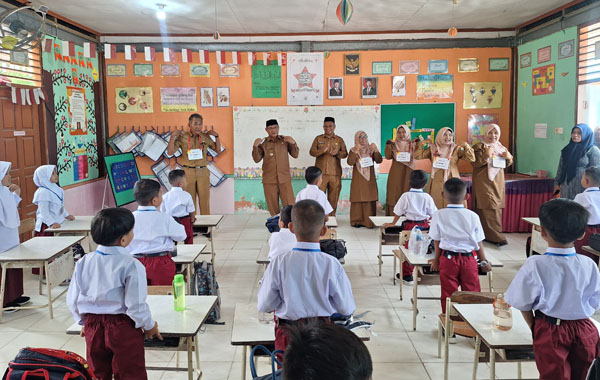 Camat Teupah Tengah Tindak Lanjuti Imbauan Bupati, Gerakan Ayah Mengantar Anak Sekolah 1 WhatsApp Image 2026 07 13 at 11.45.03