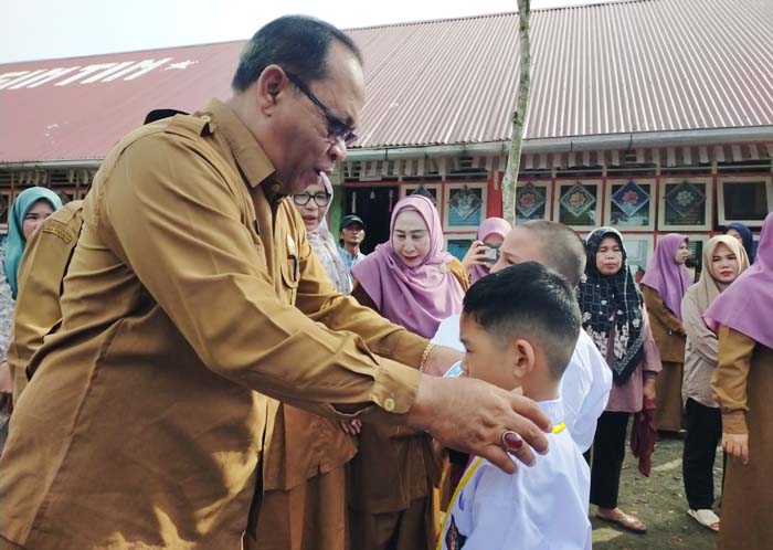 Kadisdik Simeulue Tinjau Pelaksanaan Hari Pertama Masuk Sekolah 1 WhatsApp Image 2026 07 13 at 13.37.03