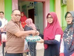 Gelar Senam Bersama, Disdisk Simeulue Serahkan Bingkisan Kepada Pegawai Purna Tugas