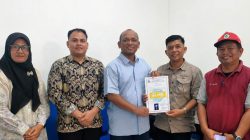 Kadis Kesehatan Simeulue Serahkan Sertifikat SLHS Dapur SPPG Latak Ayah 3 IMG 20260807 WA0013