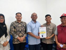 Kadis Kesehatan Simeulue Serahkan Sertifikat SLHS Dapur SPPG Latak Ayah