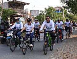 Gowes Bareng dan Tebar Kebaikan! BUMD Brebes Bagikan Ratusan Sembako Semarakkan HUT RI ke-81