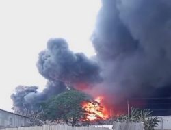 Si Jago Merah Mengamuk! Gudang Penuh Karet dan Plastik Terbakar Hebat di Larangan!