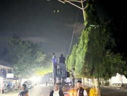 Gerak Cepat Antisipasi Jatuh ke Jalan Raya, Dishub Langsa Copot Tiang Lampu yang Miring
