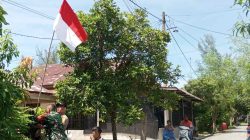 Sinergi Bhabinkamtibmas dan Babinsa Himbau Serta Edukasi Warga Pasang Bendera Merah Putih 3 IMG 20260805 205410 1