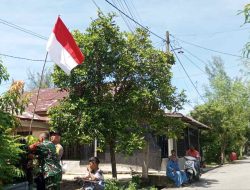Sinergi Bhabinkamtibmas dan Babinsa Himbau Serta Edukasi Warga Pasang Bendera Merah Putih