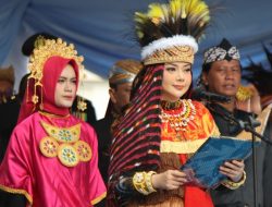 Kenakan Pakaian Adat Papua, Bupati Paramitha Tegaskan: Keberagaman Adalah Kekuatan Indonesia!