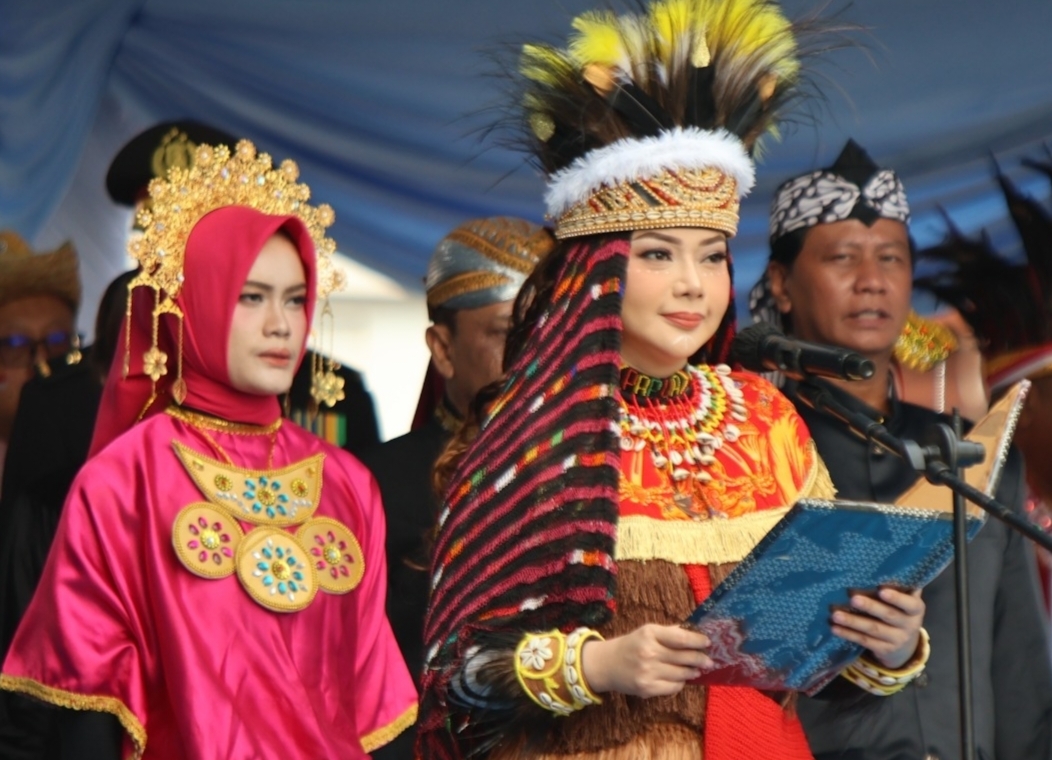 Kenakan Pakaian Adat Papua, Bupati Paramitha Tegaskan: Keberagaman Adalah Kekuatan Indonesia! 1 IMG 20260817 133458