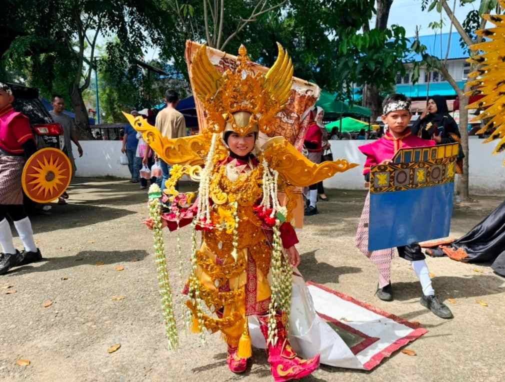 Rafifa Aisha, Ratu Tribhuwana Tunggadewi Cilik dari MIN 2 Langsa membawa Semangat Majapahit di Pawai Alegoris 1 IMG 20260819 110552