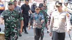Gotong Royong Bersihkan Pasar Induk, Polres Brebes Dukung Karya Bakti Peringati HUT TNI dan Kodam IV/Diponegoro