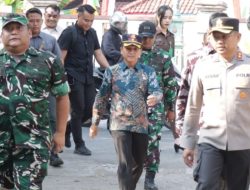Gotong Royong Bersihkan Pasar Induk, Polres Brebes Dukung Karya Bakti Peringati HUT TNI dan Kodam IV/Diponegoro
