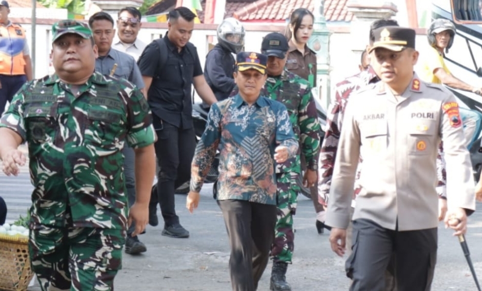 Gotong Royong Bersihkan Pasar Induk, Polres Brebes Dukung Karya Bakti Peringati HUT TNI dan Kodam IV/Diponegoro 1 IMG 20260827 111136