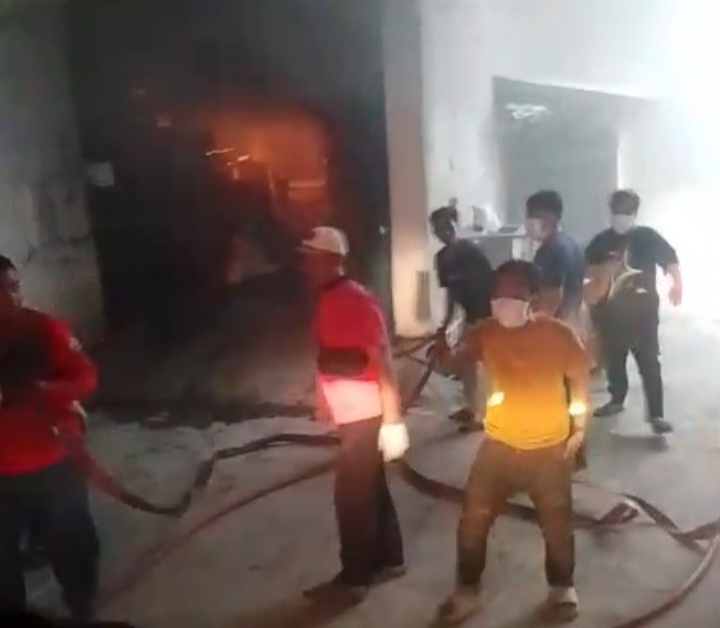 Kebakaran CV Dayi Jaya Pabrik Sol Sepatu di Tanjung Brebes, 3 Armada Damkar Dikerahkan 1 IMG 20260828 122107