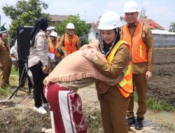 Harapan Baru di Dukuh Kendaga: Bupati Paramitha Letakkan Batu Pertama Rumah Layak Bagi Ibu Rasti