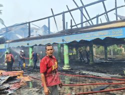 Meunasah Gampong Buket Terbakar, Damkar Lhokseumawe Padamkan Api, Armada Aceh Utara Terlambat Tiba