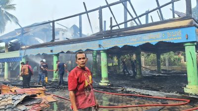 Meunasah Gampong Buket Terbakar, Damkar Lhokseumawe Padamkan Api, Armada Aceh Utara Terlambat Tiba 9 IMG 20260901 WA0011
