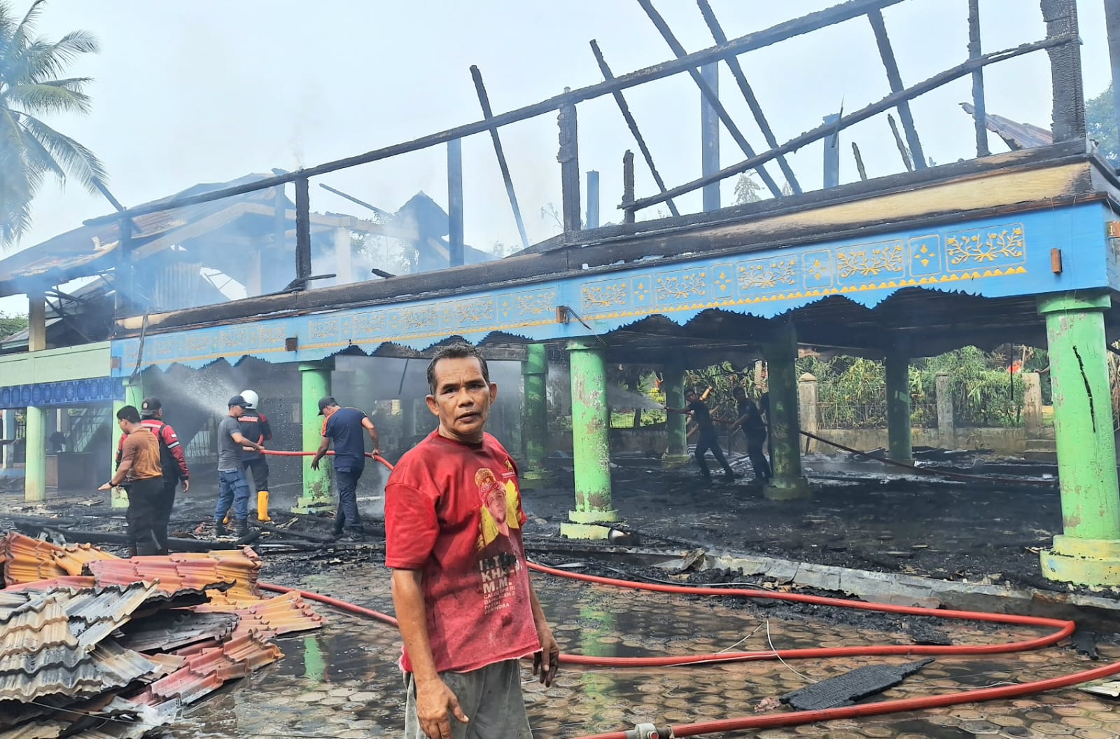 Meunasah Gampong Buket Terbakar, Damkar Lhokseumawe Padamkan Api, Armada Aceh Utara Terlambat Tiba 1 IMG 20260901 WA0011
